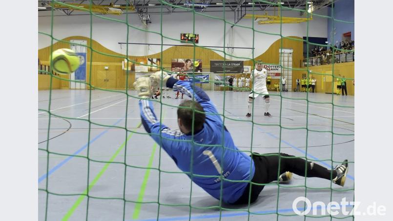 Im Halbfinale wurde Inter-Torhüter Christopher Hahn zum Helden: Er hielt im Neunmeterschießen alle drei Schüsse des SC Germania Amberg und ebnete seiner Mannschaft den Weg zum späteren Turniersieg. Bild: Hubert Ziegler