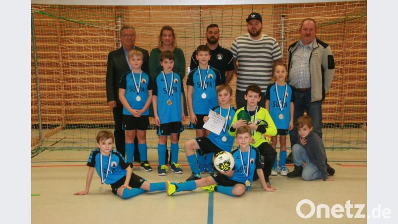 Landkreismeister FC Edelsfeld bei der Siegerehrung mit (hinten von links) Auerbachs 2. Bürgermeister Herbert Lehner, Christina Rösl vom Landratsamt, den beiden Trainern Benedikt Plach und Fabian Plach sowie Kreisjugendleiter Klaus Meier. Bild: obl