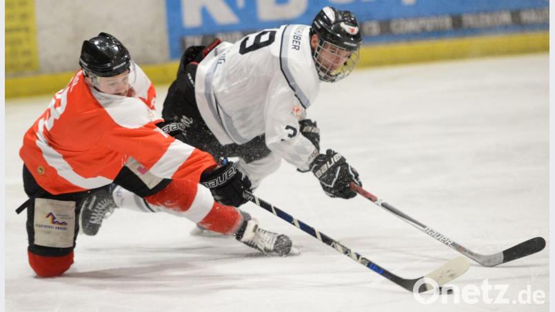 Der ERSC Amberg (rechts Bernhard Keil) verlor am Freitagabend das erste Spiel der Verzahnungsrunde beim Bayernligisten ESC Dorfen. Archivbild: brü