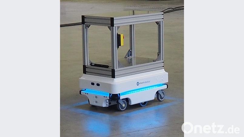 Dieser Werkstattwagen bei der Firma BAM in Weiden fährt autonom und transportiert Geräte auf elektronischen Befehl Bild: Bühner