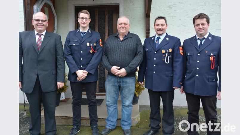 Seit drei Jahrzehnten gehört Hermann Braun (Mitte) der Feuerwehr Ottengrün als Mitglied an. Dazu gratulieren (von links) Bürgermeister Klaus Meyer, stellvertretender Kommandant Martin Dietl, Kommandant Norbert Scharnagl und Vorsitzender Florian Dietl. Bild: jr