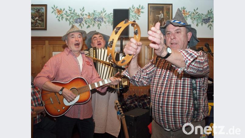 Ernst Dobmeier bearbeitete seine Gitarre, Richard Zapf sein Akkordeon, Erhard Richthammer (von links) sein Tamburin, und sie sangen mehr laut als schön dazu. Bild: sön