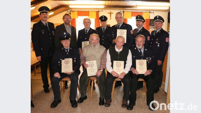 Auf 585 Mitgliedsjahre bringen es die Jubilare der Feuerwehr Löschwitz-Kaibitz: (vorne von links) Helmut Plannerer, Hermann Mayer, Max Kastner, Rudi Tauber, (hinten von links) Vorsitzender Willibald Bauer, zweiter Bürgermeister Hermann Schraml, Hans Wöhrl, Albert Wöhrl, Georg Reger, Ehrenkommandant Otto Ackermann und Kommandant Matthias Reger. Bild: rpp