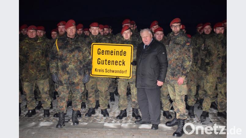 Die Verbundenheit der Gemeinde Guteneck mit der Patenkompanie 2/4 aus Pfreimd soll das Ortsschild von Guteneck zum Ausdruck bringen. Bürgermeister Hans Wilhelm übergab das Schild an Kompaniefeldwebel Wolfgang Spickenreuther und Kompaniechef Major Maik Klebs. Bild: bnr