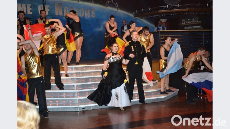 Vorbei an den Fahnen verschiedener Nationen machen sich Prinzessin Isabella II. und Prinz Jonas I. auf den Weg zur Eröffnung der Tanzrunden. Bild: fjo