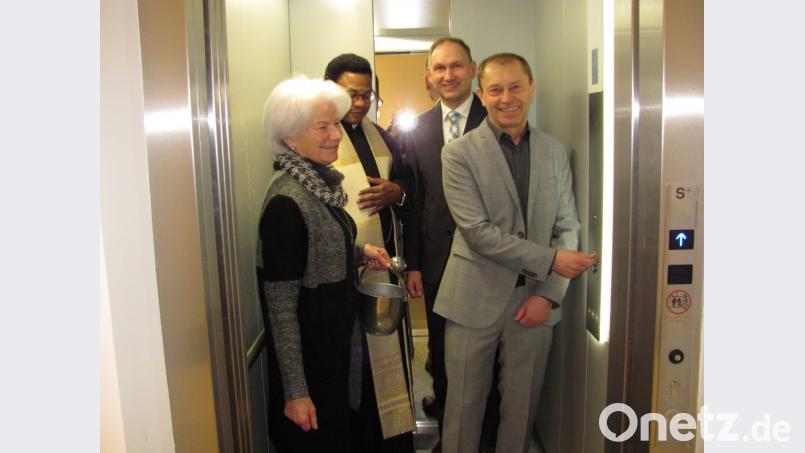 Auch der Aufzug erhielt kirchlichen Segen, damit er störungsfrei funktioniert, wie Pfarrer Bruno (Zweiter von links) bemerkt. Bild: sei