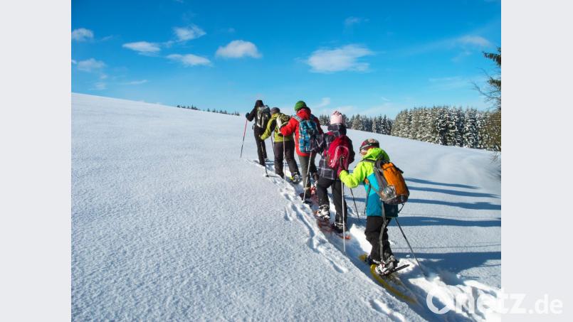 Ob auf Skiern, mit Hund oder wie hier mit Schneeschuhen, die Winterwandertage am Ochsenkopf sprechen alle Naturliebhaber an. Bild: exb