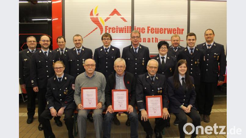 Ehrungen für 50 Jahre Treue sowie 30, 20 und 10 Jahre aktiven Dienst stehen bei der Ebnather Feuerwehr an: (vorne von links) Daniel Wartinger, Heinrich Ritter, Josef Schüller, Hans-Jürgen Enders, Franziska Käß, (hinten von links) Ehrenkreisbrandmeister Martin Englmann, Michael Knott, Kreisbrandmeister Peter Prechtl, Kommandant Gerhard Horn, Hannes Philbert, Markus Becher, Bianca Käß, Vorsitzender Thomas Pelzer, Sebastian Bayer sowie Florian Pöllath. Bild: soj