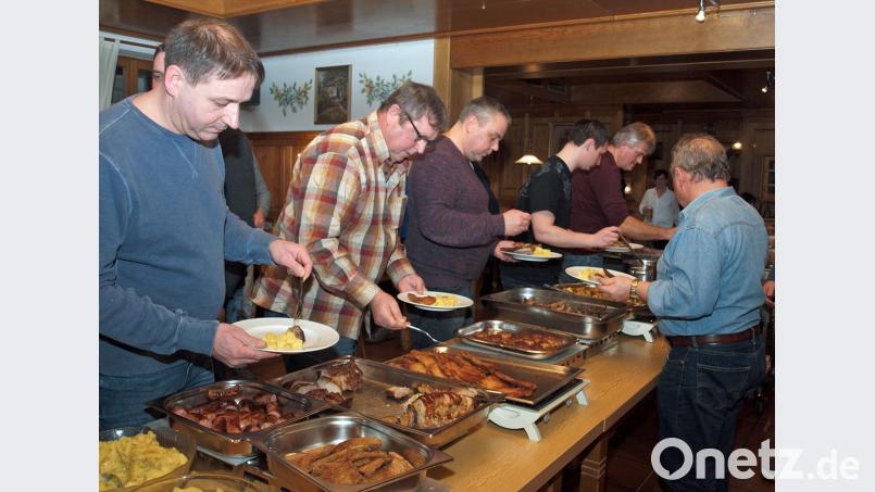 Deftige Schmankerln aus der Bärenwirts-Kuchl standen bereit. Da muss man doch einfach kräftig zulangen, denn „… da haun ma uns heit n’ Ranzen voll.“ Bild: sön