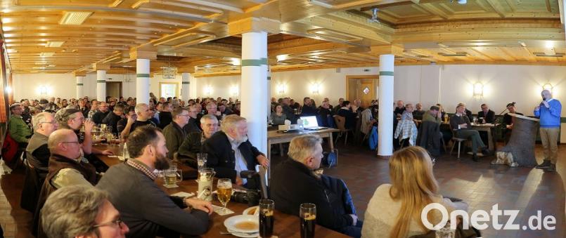 Das Interesse an den großen Beutegreifern wächst bei der Luchstagung von Jahr zu Jahr. Der große Saal der Schlossschänke ist in diesem Jahr prall gefüllt. Bild: bsc