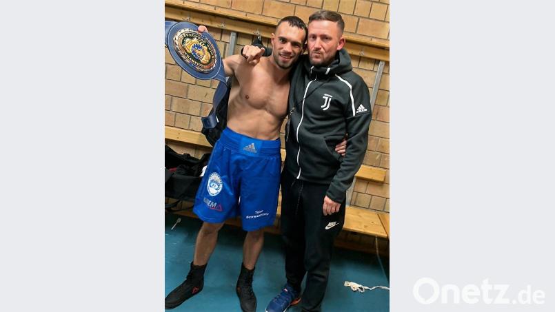 Boxer Timo Schwarzkopf (links) holt sich den Europameistertitel. Da darf natürlich sein Arzt und Mental-Coach Dr. Markus-Johannes Rueth nicht fehlen. Bild: exb