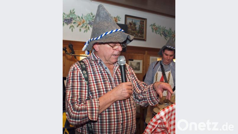 „Da geht’s heit auf und da is ganz toll, da haun mir uns heit d’ Wampn voll“ psalmodierte der Bärenwirts-Erhard. Bild: sön