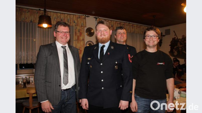 Die von den Aktiven für die nächsten sechs Jahre gewählten Kommandanten sind Sebastian Lobinger (Zweiter von links) als erster und Matthias Blab (rechts) als zweiter Kommandant. Bürgermeister Martin Prey (links) und Kreisbrandmeister Christan Weinfurtner (hinten) dankten ihnen, dass sie sich in die Pflicht nehmen ließen. Bild: frd