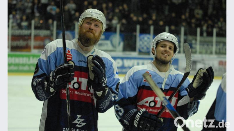 Der zweifache Torschütze Tomas Rubes (rechts) und Kapitän Ralf Herbst bei der Ehrenrunde: Die Blue Devils besiegten am Sonntagabend den ECDC Memmingen mit 3:1. Bild: gb
