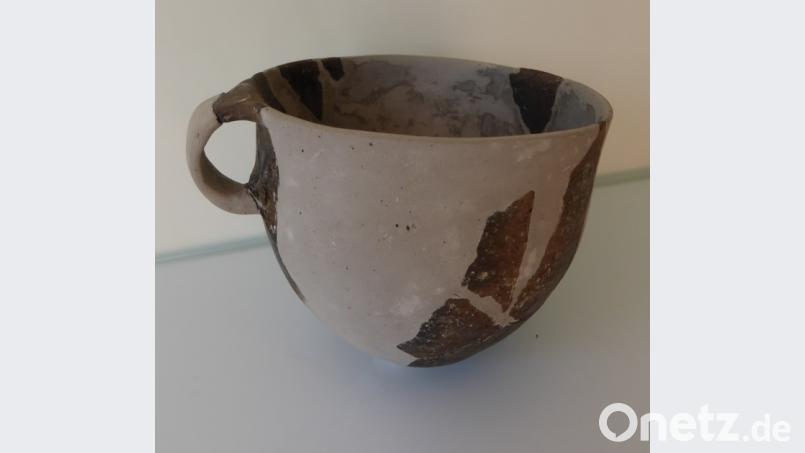 Das Henkelgefäß von der Seite. Eine mindestens 3000 Jahre alte Keramik, die zeitlos schön ist und auch heute noch als Tasse oder „Kaffeepott“ gefallen könnte! Bild: ken