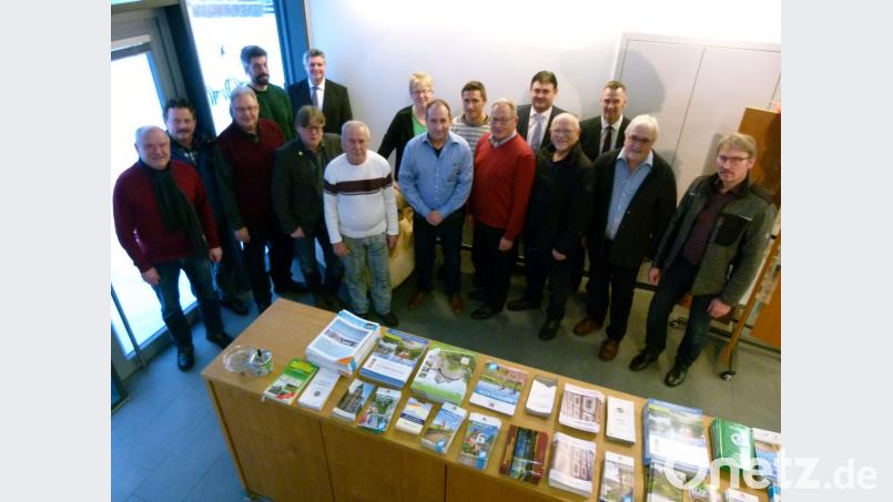 Bürgermeister, Stadträte und Repräsentanten der Sparkasse dankten Byörn Ludin (Fünfter von rechts) für die Übernahme
des Betriebs im "Hexenhäusl". Bild: rn