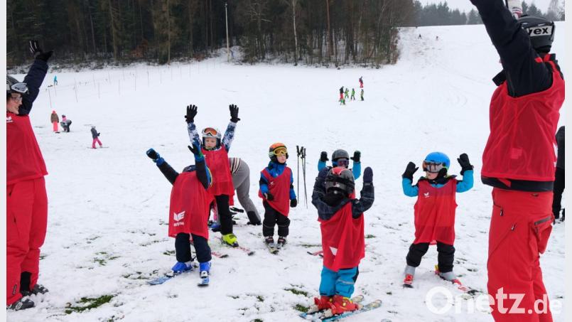 Da hatten alle ihren Spaß: Skilehrer und Bambini gleichermaßen. Bild: mab