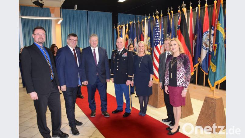 Gute Partnerschaft auch im Jahr 2019 wünschten sich beim Neujahrsempfang der US Army in Hohenfels Landrat Richard Reisinger (Dritter von links), Oberst Joseph Hilbert (Vierter von links) und Deputy Garrison Manager Michael Mathews (Zweiter von rechts.) Zu den Gästen gehörten auch (von links) die Bürgermeister Florian Junkes (Hohenburg) und Peter Braun (Schmidmühlen). Bild: bö