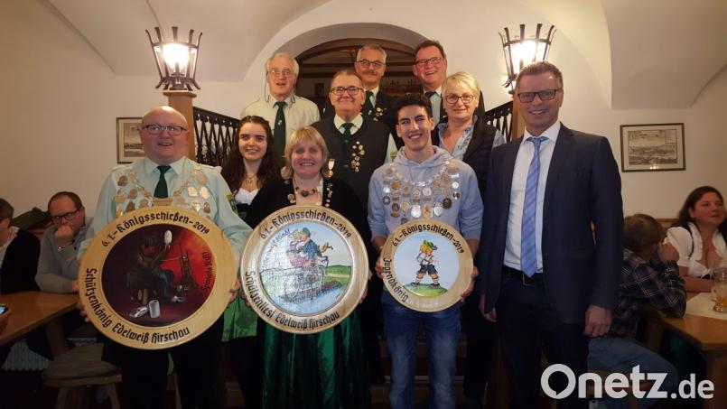 Die neuen Würdenträgern und ihr Gefolge von Edelweiß Hirschau (von links): Josef Maier, Sonja Groth, Franz Dorfner, Johanna Bauer, Wolfgang Borisch, Schützenmeister Günter Heidl, Jacob Schwab, Richard Schwarz, Brigitte Schwarz und Bürgermeister Hermann Falk. Bild: vt