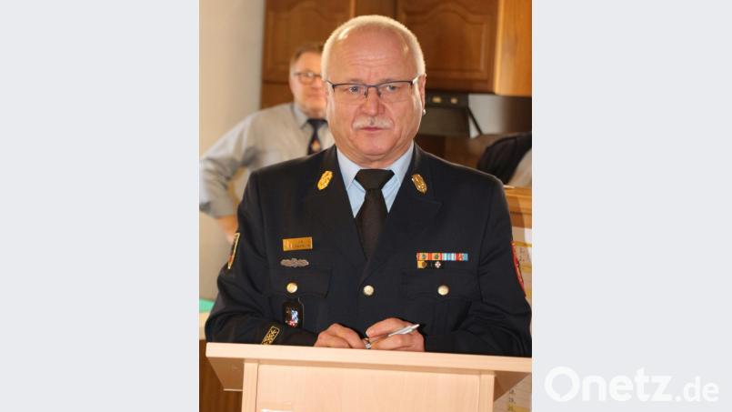Kreisbrandinspektor Otto Braunreuther erklärt den Brandschützern, warum sie auch in Sachen Erstversorgung fit sein müssen. Bild: rpp