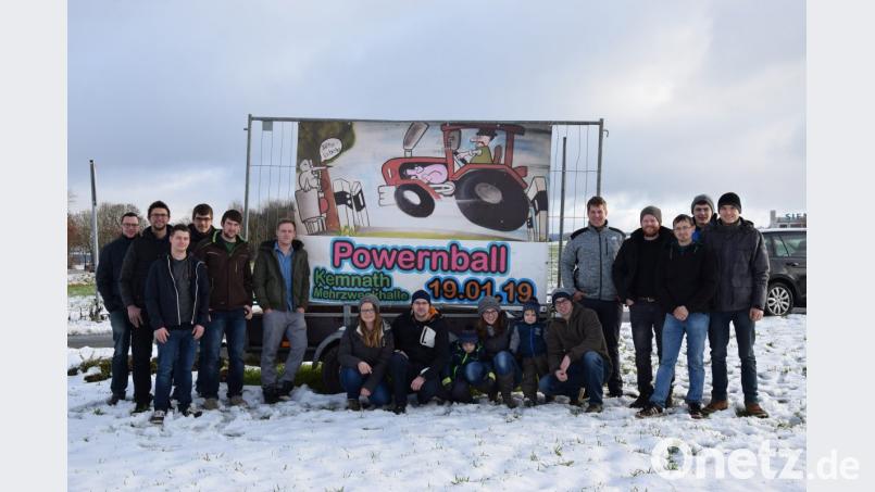 Ein starkes Abendprogramm bietet die Jungbauernschaft Kemnath bei ihrem „Powernball“ am 19. Januar der Kemnather Mehrzweckhalle. Neben Flyern und Plakaten machen Mitglieder und Vorstand auch mit großen Bannern auf ihre Veranstaltung aufmerksam. Bild: mde