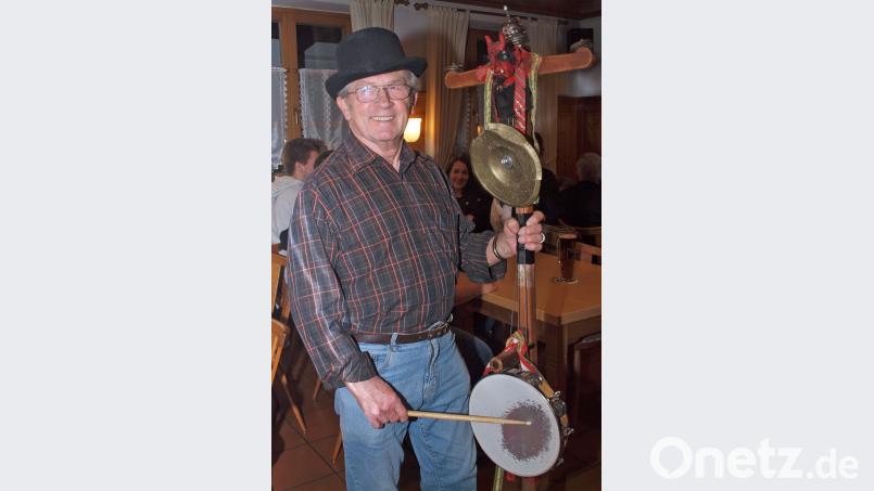 … und der Pilhofer Ernst bearbeitet seine Teufelsgeig’n. Bild: sön