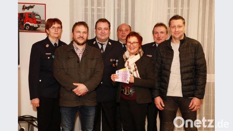 Feuerwehrvorsitzender Matthias Reul überreicht 1700 Euro an „Lichtblicke“-Schirmherrin Edith Lippert (Dritter und Fünfte von links). Bei der Übergabe dabei sind (von links) zweite Vorsitzende Stefanie Sieder, Andreas Schaumberger, Kommandant Markus Krenkel, sein Stellvertreter Martin Gruber und Manuel Neugirg. Bild: njn
