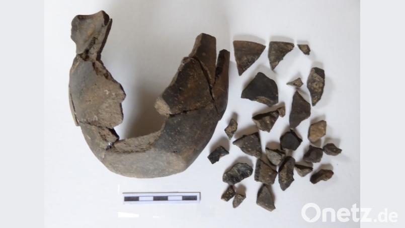 Die Teile des Gefäßes, einige davon bereits zusammengefügt. Bild: ken