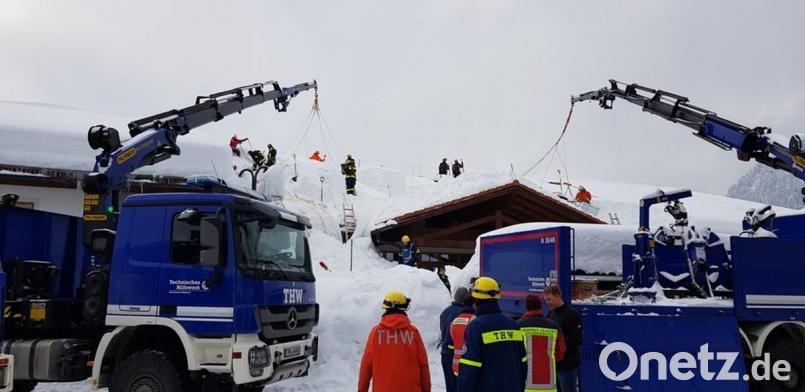 Alle Aufmerksamkeit gilt den schneebdeckten Dächern: Die Last ist inzwischen so schwer, dass Einsturzgefahr besteht. Bild: Andreas Triller
