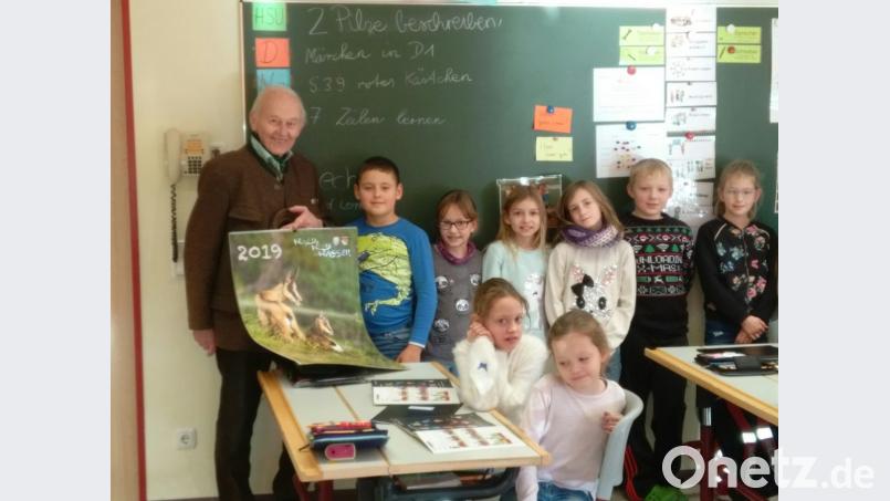 Die Kinder freuten sich über den Jagdkalender, den Albert Nässl vorbei brachte. Bild: exb