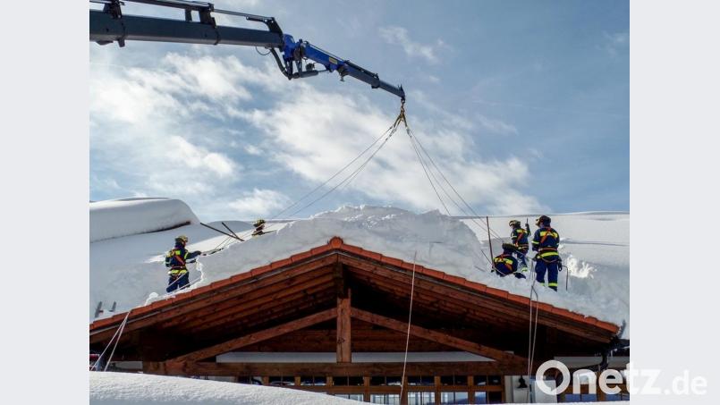 Kräfte des Amberger THW helfen in Traunstein beim Kampf gegen die Schneemassen. Bild: Sascha Müller