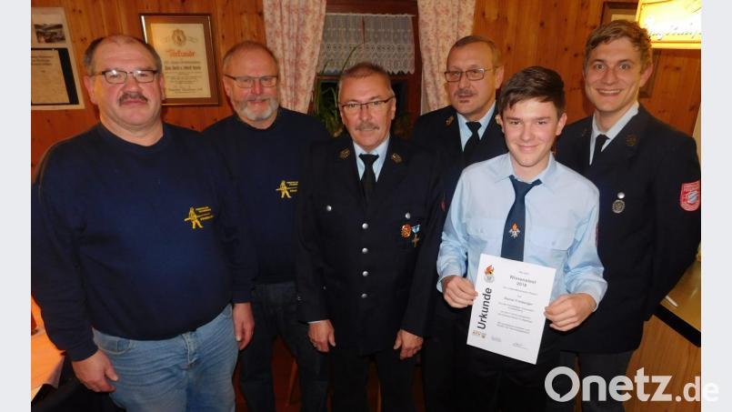 Kassier Hans Gräbner (Dritter von links) bleibt Kassier. Mit Klaus Schmidt (links) prüft Johannes Schmidt (rechts) künftig die Kasse. Daniel Freiberger (Zweiter von rechts) erhält eine Auszeichnung für den bestandenen Wissenstest. Es gratulieren Vorsitzender Adolf Hinke und Kreisbrandmeister Karlheinz Sehnke (Zweiter und Dritter von links). Bild: hai