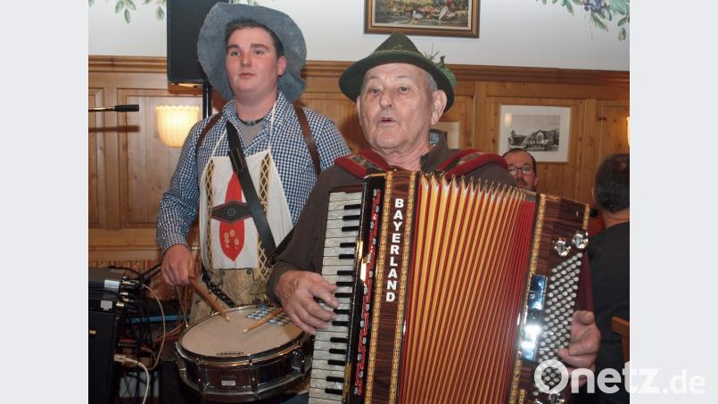 Der Zapf Wastl mit seiner Trommel ist als jüngster, der 84-jährige Lochner Walter mit seiner Quetschn der älteste bei den Wurstsuppenmusikanten mit von der Partie. Bild: sön