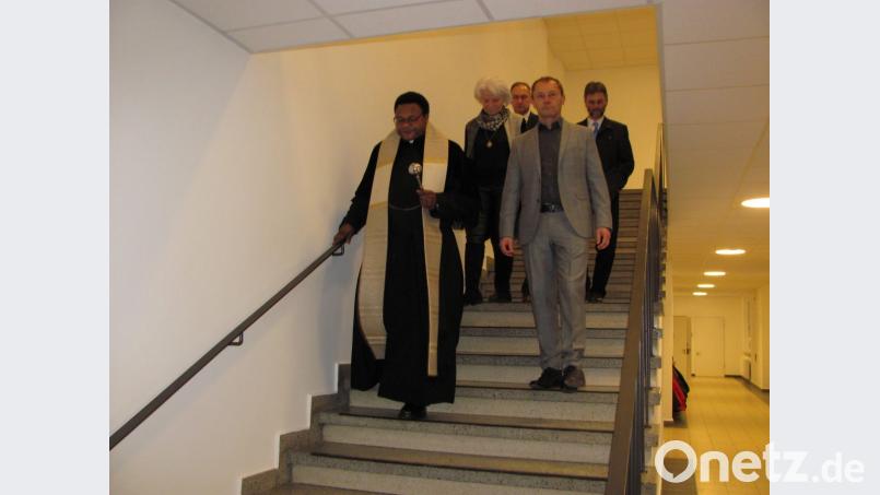 Bevor die Gäste die Räume besichtigen, laufen die beiden Pfarrer mit Mesnerin, Architekten und stellvertretendem Bürgermeister Richard Kammerer durchs ganze Haus und erteilen jedem Raum den kirchlichen Segen. Bild: sei