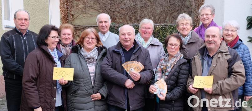 Große Freude herrscht bei den BanAbo-Austrägern und Organisator Josef Hirsch (Zweiter von rechts) über die Spende zugunsten der Bananenbauern. Bild: ibj