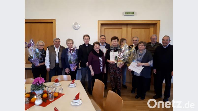 Der Vorstand der Hahnbacher KAB dankt den geehrten Mitgliedern für ihre 40-jährige Treue. Bild: mma