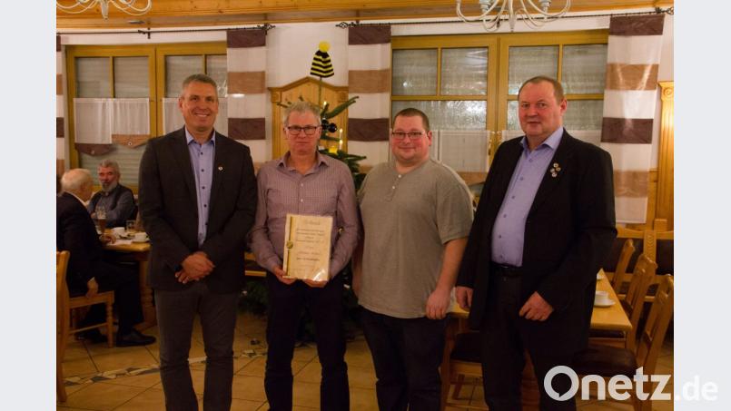 Als „den wohl besten Platzwart im Landkreis“ ernannten die SVE Vorstände Klaus Strobel (rechts), Christoph Miszka (links) und Benjamin Rischkau (Zweiter von rechts) Helmut Weber aus Ziegelhütten (Zweiter. von links) zum Ehrenmitglied des SV Etzelwang. Neben seinem ehrenamtlichen Engagement war Helmut Weber auch jahrelang als aktiver Fußballer im Verein erfolgreich. Bild: csk