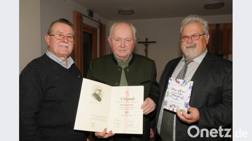 Vorsitzender Wolfgang Eimer (links) und Pfarrer Arnold Pirner (rechts) ehren Emmeram Käs für seine 50-jährige Mitgliedschaft bei der KAB Luhe. Bild: bey