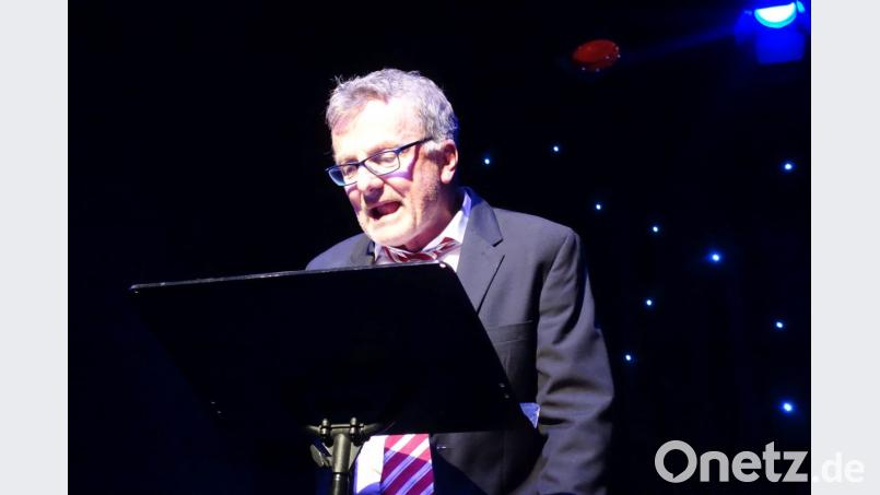 Martin Hofer führt durch die Revue zum zehnjährigen Jubiläum des Turmtheaters Regensburg. Bild: Susanne Wolke