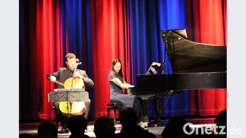 Capriccio Vol. 2: Im Amberger Kulturwerk des Musikomms geben Pianistin Karina Habuchiya und Cellist Florian Bischof romantische Einblicke in das Leben von Julius Röntgen. Bild: Dagmar Williamson (dwi)