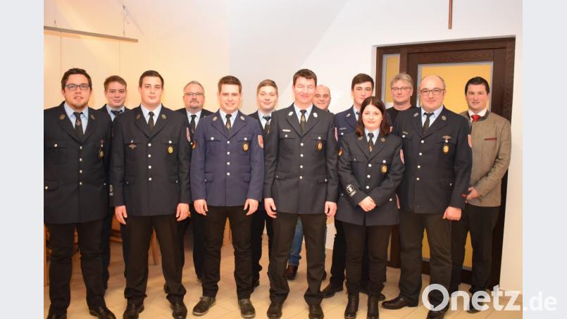Die Feuerwehr Söllitz hat eine neue Führungsmannschaft gewählt. Im Bild vordere Reihe von links:2.Vorstand Sebastian Dillig, 1. Vorstand Michael Kalb, 1. Kommandant Stefan Hösl, 2. Kommandant Martin Müller, Schriftführerin Katharina Sandmann, Kassenwart Alexander Prem. Bild: bnr