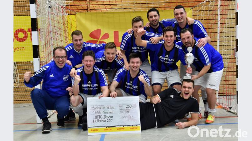 Der ausgelassene Jubel ist völlig berechtigt: Die SG Etzenricht II/Luhe-Wildenau II marschierte mit fünf Siegen durch die Endrunde der Futsal-Kreismeisterschaft und holte verdient den Titel. Bild: A. Schwarzmeier