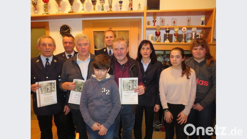 Die Geehrten und Neuen der Feuerwehr Hammerles (von links): Georg Hösl, Vorsitzender Herrmann Sellmeyer, Ehrenmitglied Herbert Völkl, Mathias Neidhardt, Kommandant Konrad Adam, Hubert Striegl, Bürgermeisterin Tanja Schiffmann, Sophie Adam und Franziska Schraml. Bild: adj