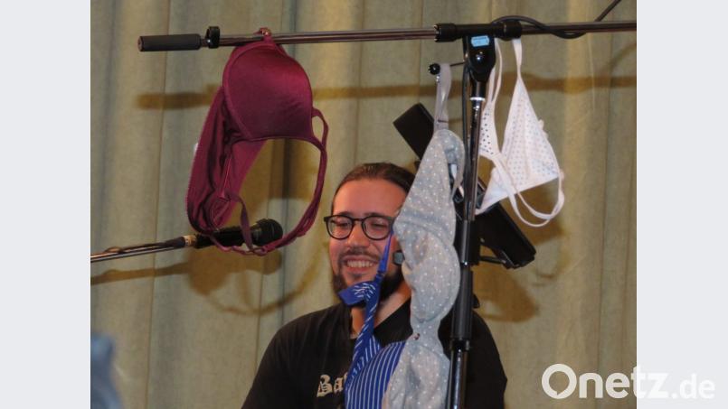 "Alfons" alias Christian Witt ist der Erzähler. Er kann aber auch Musik machen, keine Frage. Und er fühlt sich sichtlich wohl, umrahmt von BHs in allen erdenklichen Größen. Bild: ubb