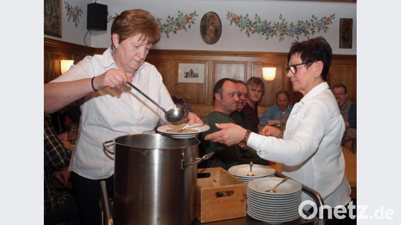 „Derf’s nu a Schlog Wurstsuppn sei?“ – denn die gab es zur Einstimmung. Bild: sön