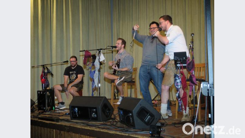Christian Witt, Peter Greiner (von links) und Stephan Rosner (rechts) holen sich als "Hilfe" aus dem Publikum den Michl aus Pilsen (Zweiter von rechts). Bild: ubb