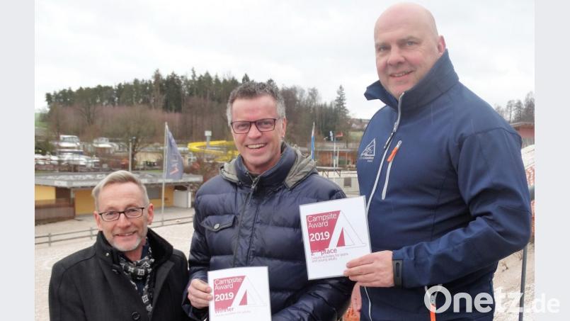 Über die Auszeichnung freuen sich die Monte-Verantwortlichen (von links) Wolfgang Schwarz, Hermann Falk und Christian Reil. Bild: exb