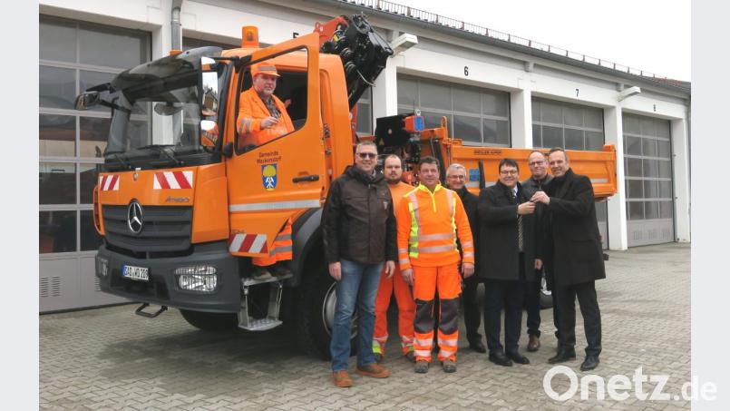 Die Firmenvertreter überreichten Bürgermeister Thomas Falter (Dritter von rechts) die Schlüssel für den neuen Lkw. Dieser gab sie an die Fahrer weiter. Bild: Hirsch