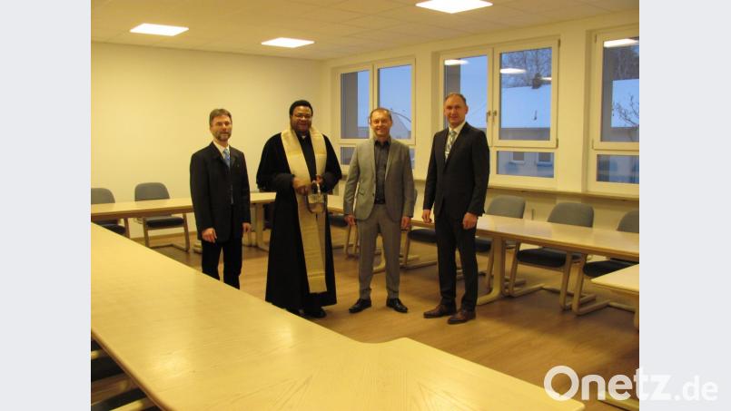 Besonders wichtig ist den Markträten auch der Segen für das Sitzungszimmer den (von links) Pfarrer Andreas Ruhs und Pfarrer Bruno Kasongo Ndala im Beisein von Architekt Sebastian Grundler und stellvertretendem Bürgermeister Richard Kammerer erteilen. Bild: sei