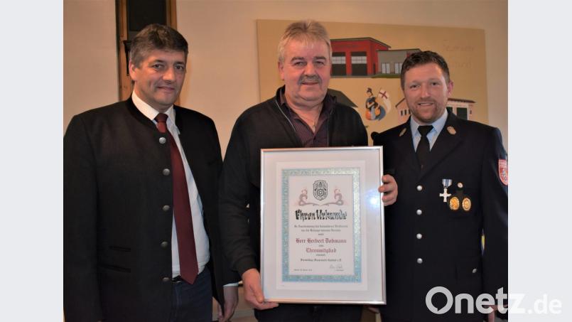 Herbert Dobmann (Mitte) ist nun Ehrenmitglied der Gmünder Feuerwehr. Es bedankten sich und gratulierten ihm Vorsitzender Tobias Schatz (rechts) und Bürgermeister Edgar Knobloch (links). Bild: rgr